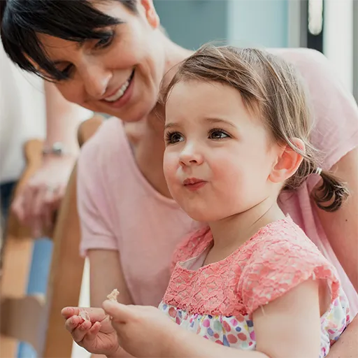 Une maman avec sa fille sur ses genoux